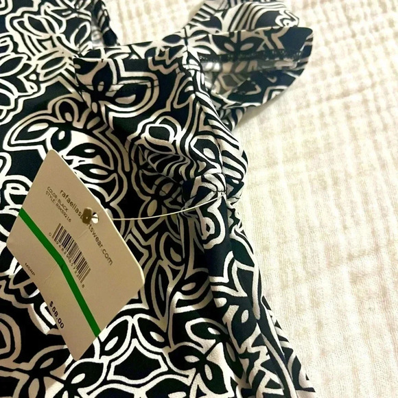 NWT Classy Black & White Rafaella Top - Large. - Picture 11 of 11